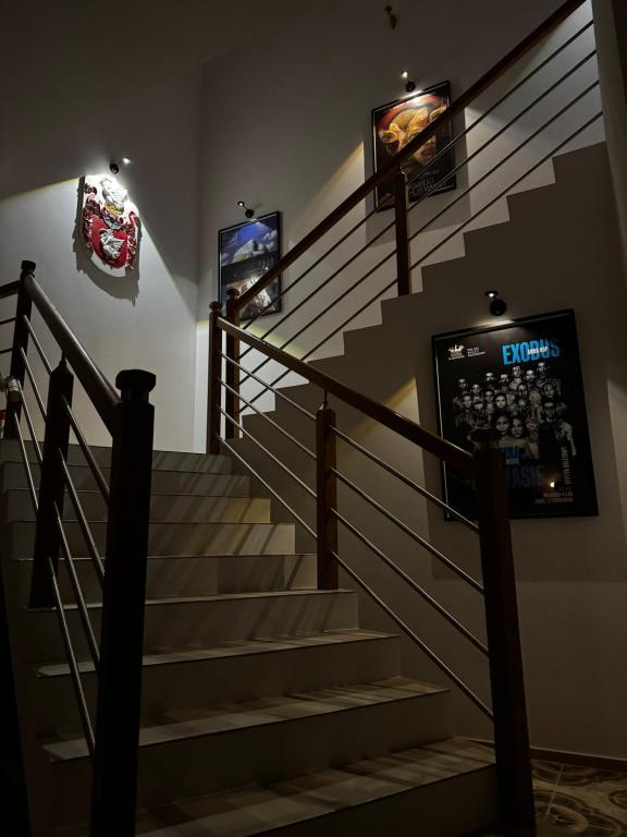 Klatka schodowa Rezydencji Jezioro Łabędzie z herbem i plakatami Teatru Wielkiego
